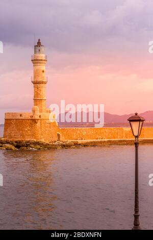 Il famoso faro egiziano nel vecchio porto veneziano della città di Chania, nell'isola di Creta, Grecia, Europa. Foto Stock