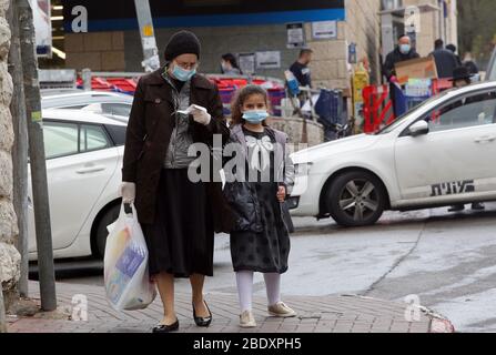 Gerusalemme. 10 aprile 2020. Le persone che indossano maschere sono viste a Gerusalemme in mezzo alla pandemia di coronavirus il 10 aprile 2020. Il numero di casi COVID-19 in Israele è salito a 10,095, ha detto venerdì il Ministero della Sanità israeliano. Il numero di morti di COVID-19 ha raggiunto 93 in Israele, ha detto il ministero. Credit: Gil Cohen Magen/Xinhua/Alamy Live News Foto Stock