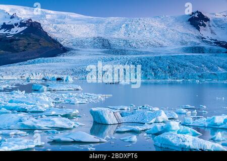 Fjallsárlón, lago del ghiacciaio all'estremità sud del ghiacciaio Vatnajökull, regione orientale, Islanda Foto Stock