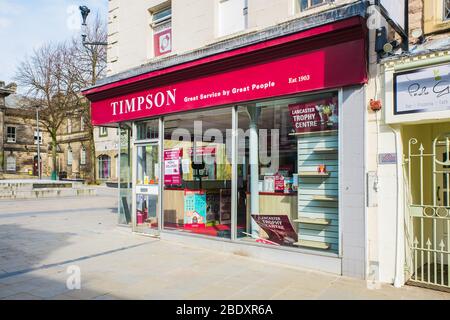 REGNO UNITO, LANCASTER - 9 APRILE 2020 Timpson negozio inon l'angolo della piazza del mercato Foto Stock