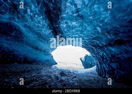 All'interno di una grotta di ghiaccio sul ghiacciaio in Islanda Foto Stock