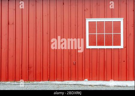 Finestra con copertura su parete rossa Foto Stock