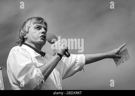 Immagine di archivio di David Icke. Fotografato al BBC radio One Roadshow a Devon negli anni '90 DJ Nicky Campbell era l'ospite Foto Stock