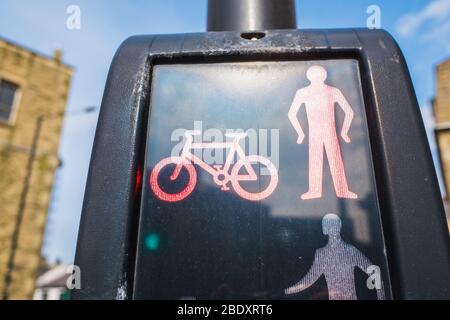 Segnale pedone rosso e cycle Crossing attivo Foto Stock