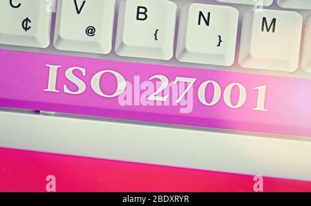 Nota di scrittura che mostra ISO 27001. Concetto aziendale per la specifica di un sistema di gestione della sicurezza delle informazioni Foto Stock