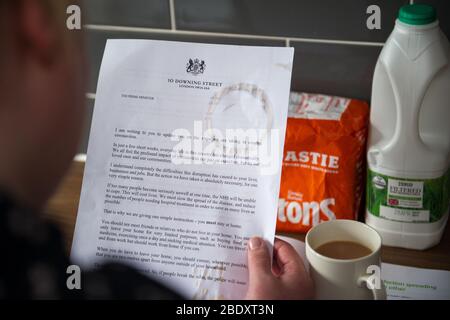 Glasgow, Regno Unito. 10 aprile 2019. Nella foto: Lettera del primo ministro britannico Boris Johnson inviata a tutte le famiglie del Regno Unito, che include un opuscolo informativo sul governo, "CORONAVIRUS. RIMANI A CASA. PROTEGGERE IL SISTEMA NHS. SALVARE VITE UMANE". La lettera si apre con: "Vi scrivo per aggiornarvi sui passi che stiamo intraprendendo per combattere il coronavirus". "In poche settimane, la vita quotidiana in questo paese è cambiata drasticamente. Tutti noi sentiamo il profondo impatto del coronavirus non solo su di noi stessi, ma sui nostri cari e sulle nostre comunità". Credit: Colin Fisher/Alamy Live News Foto Stock