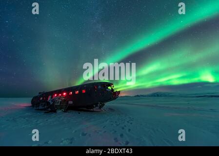 L'aurora boreale sul relitto aereo in Islanda Foto Stock
