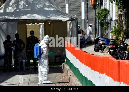 Nuova Delhi, India. 10 aprile 2020. Un operatore sanitario sanitizza un'area vicino alla moschea di Nizamuddin a Nuova Delhi, India, il 10 aprile 2020. Il ministero federale della sanità indiano ha detto che il numero di decessi dovuti al COVID-19 è salito a 206 e il numero totale di casi confermati nel paese ha raggiunto 6,761. Credit: Partha Sarkar/Xinhua/Alamy Live News Foto Stock