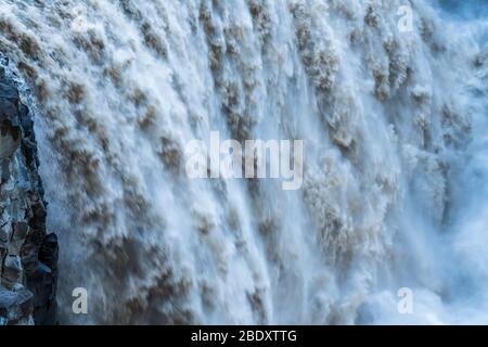 Dertifoss sul fiume Jökulsá á Fjöllum visto dal lato est, Parco Nazionale di Vatnajökull, Regione Nordest, Islanda Foto Stock