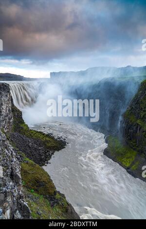 Dertifoss sul fiume Jökulsá á Fjöllum visto dal lato est, Parco Nazionale di Vatnajökull, Regione Nordest, Islanda Foto Stock