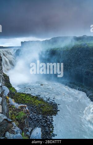 Dertifoss sul fiume Jökulsá á Fjöllum visto dal lato est, Parco Nazionale di Vatnajökull, Regione Nordest, Islanda Foto Stock