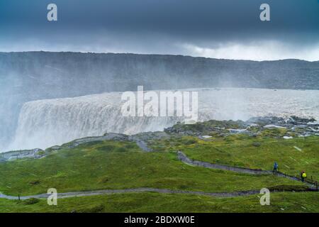 Dertifoss sul fiume Jökulsá á Fjöllum visto dal lato ovest, Parco Nazionale di Vatnajökull, Regione nordorientale, Islanda Foto Stock