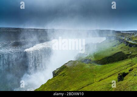 Dertifoss sul fiume Jökulsá á Fjöllum visto dal lato ovest, Parco Nazionale di Vatnajökull, Regione nordorientale, Islanda Foto Stock