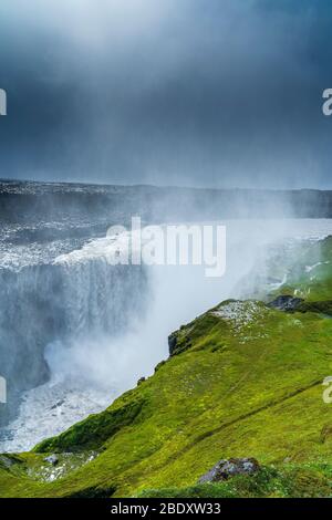 Dertifoss sul fiume Jökulsá á Fjöllum visto dal lato ovest, Parco Nazionale di Vatnajökull, Regione nordorientale, Islanda Foto Stock