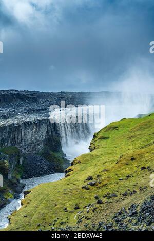 Dertifoss sul fiume Jökulsá á Fjöllum visto dal lato ovest, Parco Nazionale di Vatnajökull, Regione nordorientale, Islanda Foto Stock