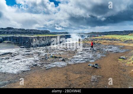 Selfoss al fiume Jökulsá á Fjöllum visto dal lato ovest, Parco Nazionale di Vatnajökull, Regione nordorientale, Islanda Foto Stock