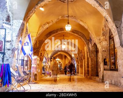 Mercato a Gerusalemme Città Vecchia, Israele. Mercato di strada stretta a Gerusalemme Foto Stock