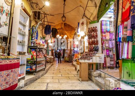 Mercato a Gerusalemme Città Vecchia, Israele. Mercato di strada stretta a Gerusalemme Foto Stock