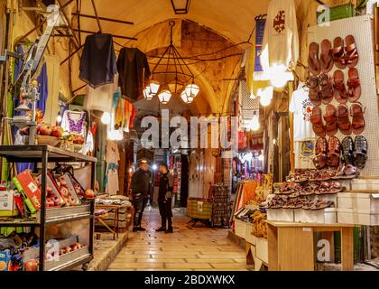 Mercato a Gerusalemme Città Vecchia, Israele. Mercato di strada stretta a Gerusalemme Foto Stock