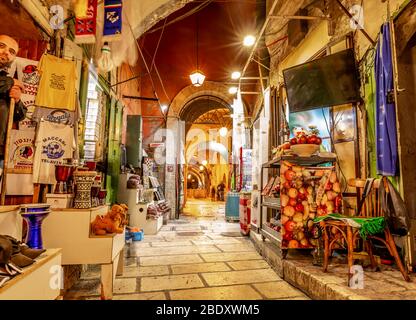 Mercato a Gerusalemme Città Vecchia, Israele. Mercato di strada stretta a Gerusalemme Foto Stock