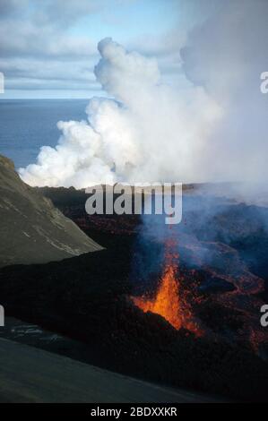 Eruzione a Surtsey, un'isola vulcanica nel piccolo arcipelago di Vestmannaeyjar (Isole Westman, in inglese) al largo della costa meridionale dell'Islanda. Fu creata in un'eruzione vulcanica che raggiunse la superficie dell'oceano il 14 novembre 1963 e durò fino al 5 giugno 1967. Foto Stock