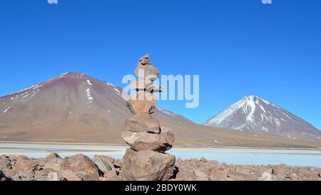 Vista sui vulcani Lyancabur e Juriques dalla laguna bianca. Eduardo Avaroa Andean Fauna National Reserve, Bolivia Foto Stock