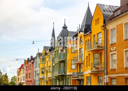 Facciate multicolore di edifici a Helsinki, la capitale della Finlandia, la tradizionale architettura scandinava, Ullanlinna, Huvilakatu Foto Stock