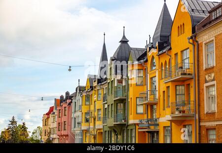 Facciate multicolore di edifici a Helsinki, la capitale della Finlandia, la tradizionale architettura scandinava, Ullanlinna, Huvilakatu Foto Stock