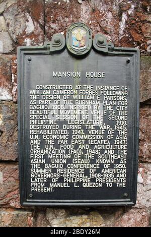 5 giugno 2019-Baguio City Filippine : targa d'epoca su un posto di mattoni della casa di palazzo nella città di Baguio Filippine. Scritto sulla targa è il hi Foto Stock