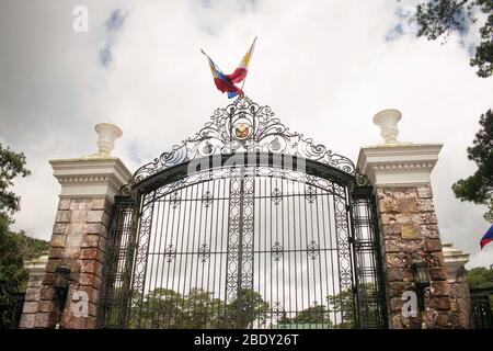 5 giugno 2019-Baguio City Filippine : porta enorme con la casa di palazzo in Baguio City Filippine. Residenza estiva dei presidenti filippini. Foto Stock