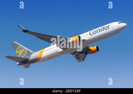 Francoforte, Germania – 7 aprile 2020: Aereo Condor Boeing 767-300ER all'aeroporto di Francoforte (fra) in Germania. Boeing è una produzione americana di aeromobili Foto Stock