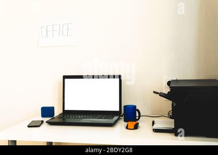 Ambiente di lavoro domestico. Lavoro da casa. Notebook, altoparlante bluetooth e bella lampada sul tavolo. Freelance, lavoro a casa o concetto di quarantena. Foto Stock