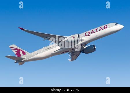 Francoforte, Germania – 7 aprile 2020: Qatar Airways Airbus A350-900 aereo all'aeroporto di Francoforte (fra) in Germania. Airbus è un aereo europeo manufa Foto Stock