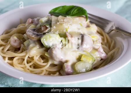 Pasta ai funghi con porri e parmigiano con fuoco selettivo Foto Stock