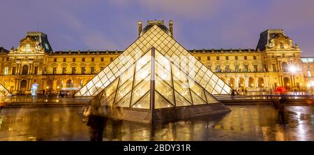 Vista notturna del famoso Museo del Louvre con la Piramide del Louvre, Parigi. Foto Stock