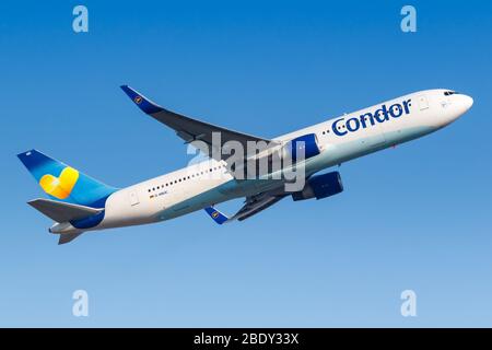 Francoforte, Germania – 7 aprile 2020: Aereo Condor Boeing 767-300ER all'aeroporto di Francoforte (fra) in Germania. Boeing è una produzione americana di aeromobili Foto Stock