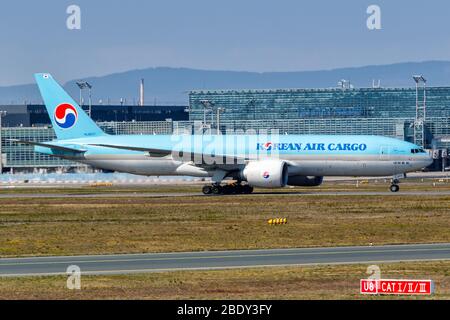 Francoforte, Germania – 7 aprile 2020: Aereo Korean Air Cargo Boeing 777F all'aeroporto di Francoforte (fra) in Germania. Boeing è un manufa americano dell'aereo Foto Stock