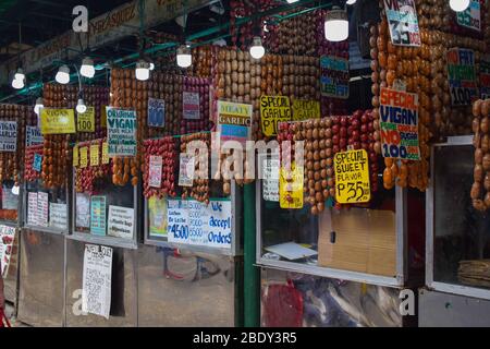 22 SETTEMBRE 2019-BAGUIO CITTÀ FILIPPINE : diversi sapori di salsiccia venduti ad un mercato umido a Baguio City nelle Filippine. Foto Stock