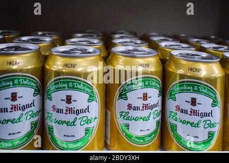 22 SETTEMBRE 2019-BAGUIO CITTÀ FILIPPINE : San Miguel aromatizzato birra in un facile aperto può impilato su uno scaffale. San Miguel Beer, una lager filippina pallido p Foto Stock