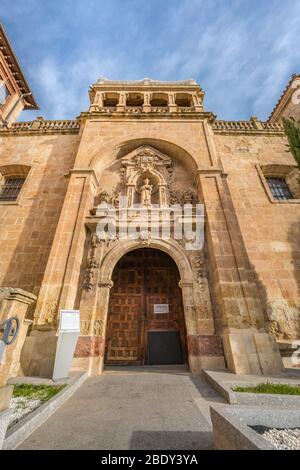 Salamanca, Spagna - 3 febbraio 2019 : Vista esterna della chiesa di San Millan. Edificio in stile romanico. Ospita un museo storico (Monumenta Salamanca) Foto Stock