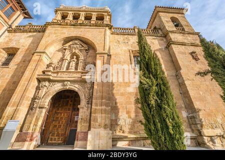 Salamanca, Spagna - 3 febbraio 2019 : Vista esterna della chiesa di San Millan. Edificio in stile romanico. Ospita un museo storico (Monumenta Salamanca) Foto Stock