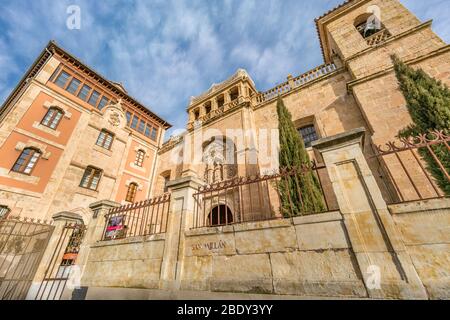 Salamanca, Spagna - 3 febbraio 2019 : Vista esterna della chiesa di San Millan. Edificio in stile romanico. Ospita un museo storico (Monumenta Salamanca) Foto Stock