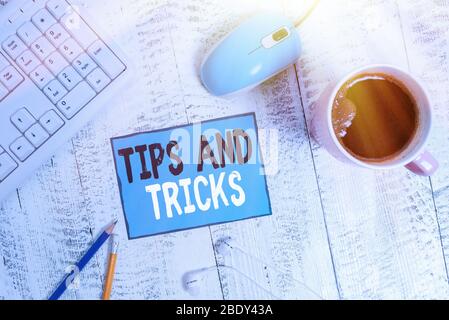 Cartello di testo con la scritta Tips and Tricks. Testo foto di affari pezzo di fatti interni specialmente nelle scommesse o nell'investimento dispositivi tecnologici promemoria colorato Foto Stock