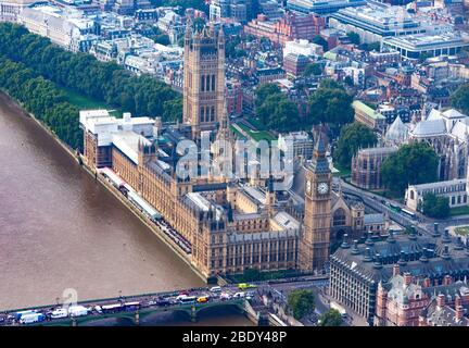 Vista aerea del Palazzo di Westminster, conosciuto anche come il Parlamento, e il Big ben. Il Parlamento è attualmente in fase di ristrutturazione. Foto Stock