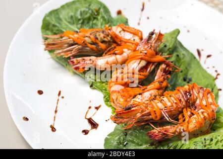 Gamberi alla griglia con salsa coreana piccante e cremosa. Foto Stock