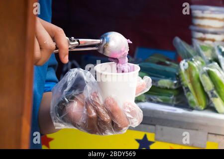 Venditore ambulante che vende gelato sporco nelle Filippine Foto Stock