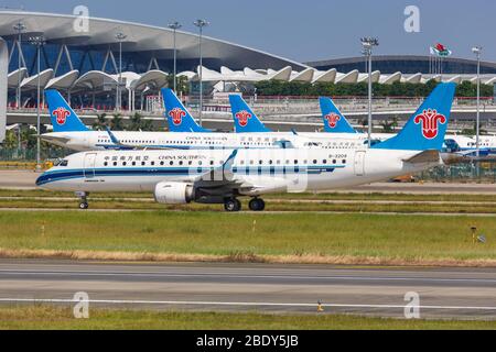 Guangzhou, Cina – 24 settembre 2019: China Southern Airlines Embraer 190 aereo all'aeroporto di Guangzhou (CAN) in Cina. Foto Stock