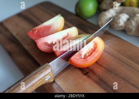 Primo piano di spezie di pomodoro sul tagliere. Foto Stock