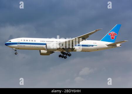 Francoforte, Germania – 25 aprile 2018: China Southern Cargo Boeing 777F aereo all'aeroporto di Francoforte (fra) in Germania. Boeing è un aereo americano m Foto Stock