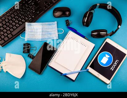 Ucraina, Kiev - 10 aprile 2020 - teleconferenza nel programma ZOOM. Ufficio da casa. Studiare e lavorare da casa. Autoistruzione. Schermo dell'iPad Foto Stock